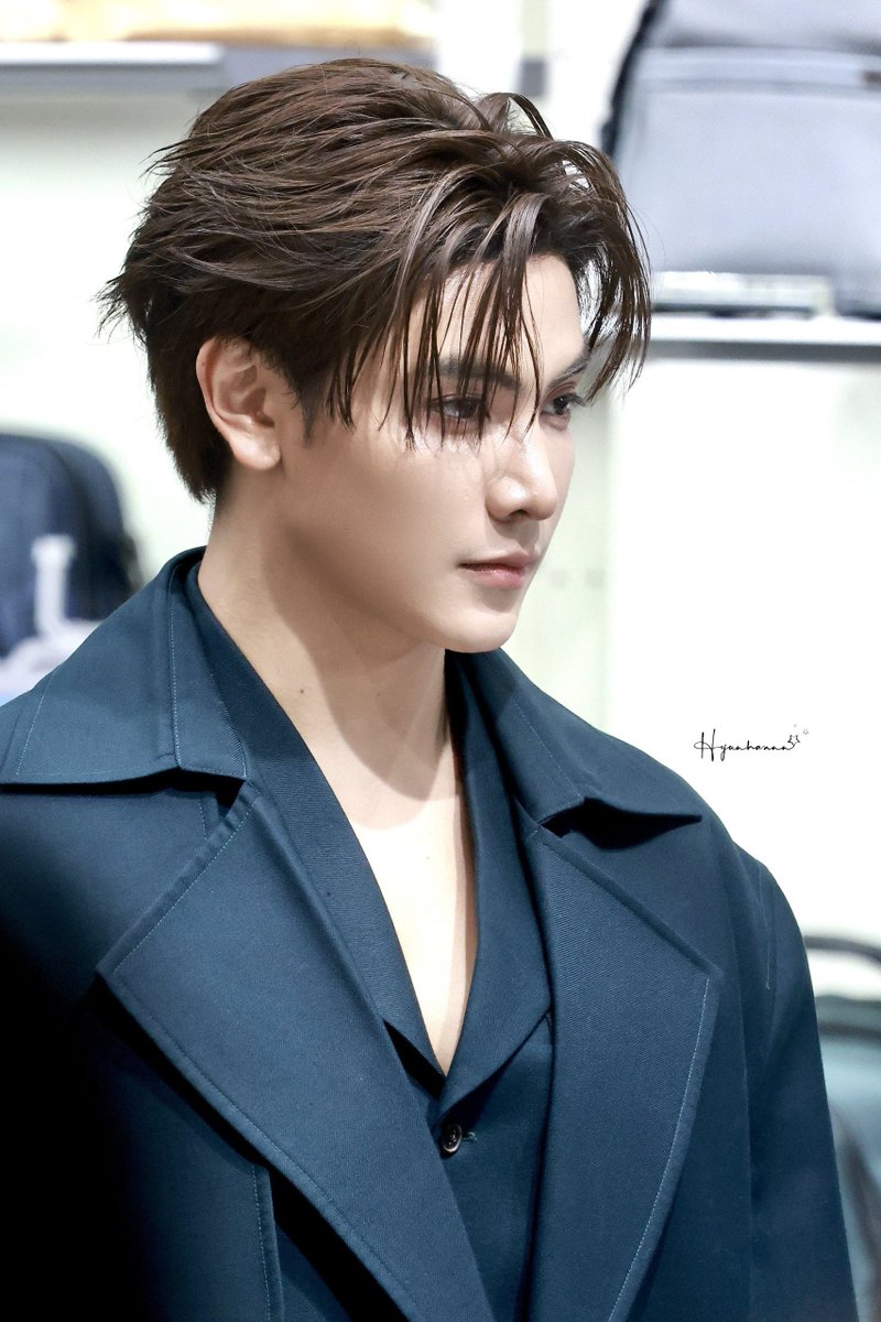 Thae16430's tweet photo. There's something so striking about Joong's presence at TUMI FW26, from his sharp styling to his quiet confidence.
​
JOONGDUNK TUMI FW26
​
#TUMITH
#TUMI https://t.co/9YQh30D6SA
