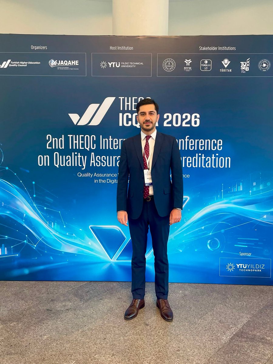 meric_klc's tweet photo. YÖKAK tarafından düzenlenen Uluslararası Kalite Güvencesi ve Akreditasyon Konferansı'nda; "Yeni Medya Çağında Yükseköğretimde Dijital Uçurum: Yapay Zeka Lisanslaması Üzerine Karşılaştırmalı Bir Analiz" başlıklı çalışmamı sundum. 

Bu bildiride üretken yapay zekânın yükseköğretime entegrasyonunu salt bir bilişim meselesi olarak değil; kurumların yeni medya ekolojisindeki itibar yönetimi ve stratejik iletişim süreçleri olarak ele aldım. 

Çalışma; bilgi açığını kapatmak  için YÖKAK (KİDR) süreçlerine entegre edilebilecek 3 boyutlu bir kurumsal kalite güvencesi çerçevesi öneriyor:
📌 Altyapısal Kapsayıcılık: Lisans alma ve tahsis ölçütleri vd.
📌 Simetrik Kapasite: Etkin paydaş iletişimiyle desteklenen yapısal inşaa ve ekosistem geliştirme 
📌 Dijital Egemenlik: Veri mülkiyeti ve yönetişimi