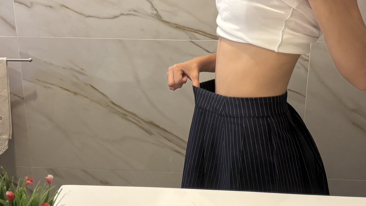exorcisnm's tweet photo. (Bc?) I don't feel like I'm thin, but I get extremely happy when I see my clothes fitting loosely. This skirt is for 12 years (I'm 16) https://t.co/YPK9PO9b4u