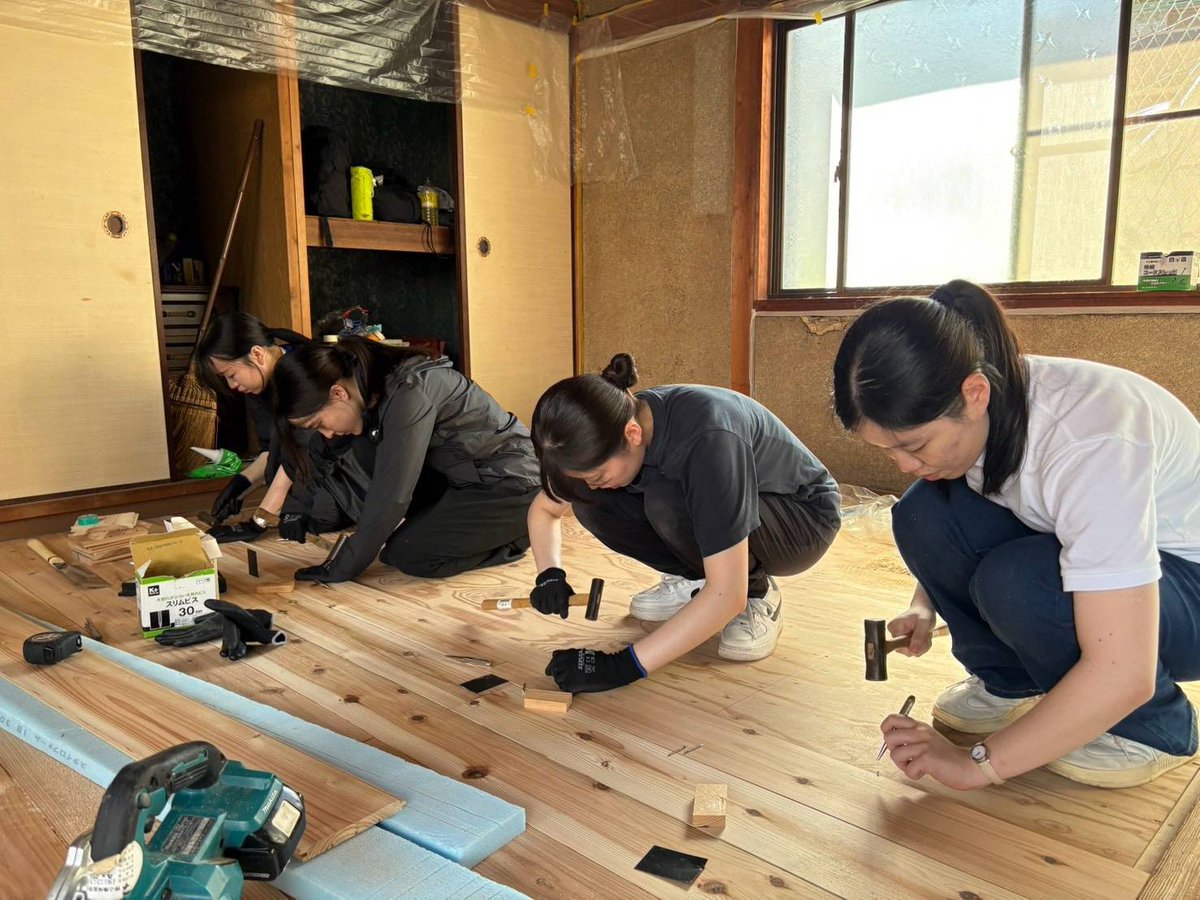 ecohan2022's tweet photo. 特別 FW【空き家再生実践演習】
★2 日目(2026 年 9 月 17 日)
2日目は引き続き壁のカラー塗りとフローリングを進めました。完成にはまだ時間がかかりますが、着実に出来上がってきています！今日もいえしまコンシェルジュの中西さん、スタッフの皆さんにお世話になりました！ https://t.co/G09imwgTZD