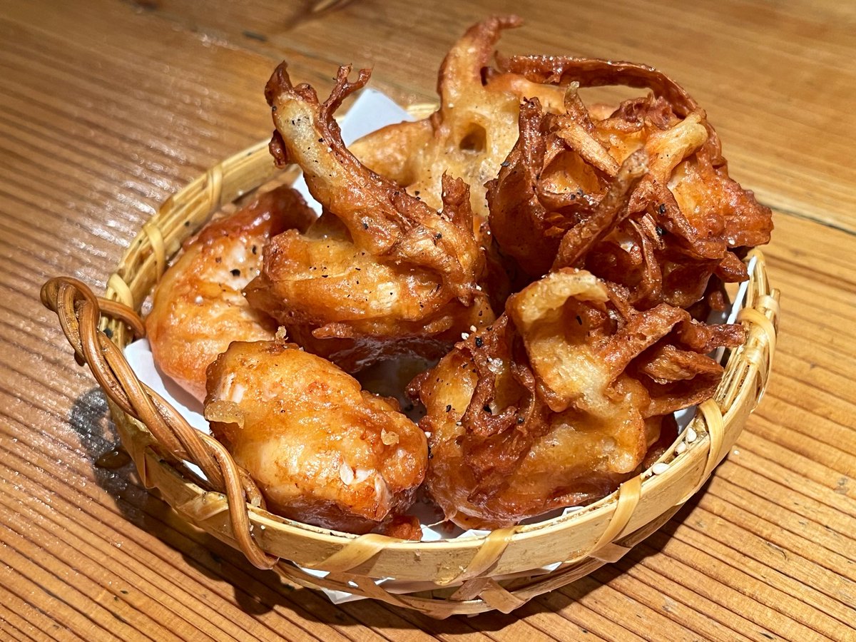 SakaizumiVtuber's tweet photo. 蕎麦酒場 角ヤ 湯島天神 さんにお邪魔しました…！

深夜までやっているお店、本当に助かる圧倒的感謝。ここ近年で1番美味しいと個人的に思っている唐揚げに季節のおつまみの数々、そして締めの蕎麦と飲兵衛には天国のようなお店…！飲み歩きの締めに是非、あまりにもオススメ👍 https://t.co/LDMexnGSTV