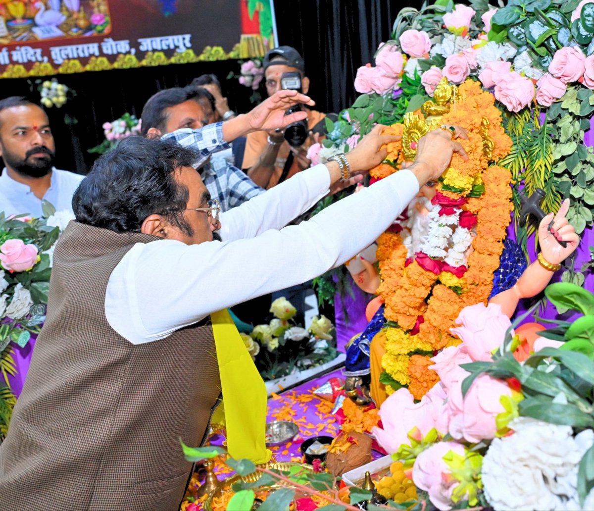 MPRakeshSingh's tweet photo. भगवान विश्वकर्मा जी की जय!

पवित्र विश्वकर्मा जयंती के अवसर पर आज जबलपुर के राइट टाउन स्थित मानस भवन में श्री विश्वकर्मा महासंगठन द्वारा आयोजित कार्यक्रम में सम्मिलित होकर भगवान श्री विश्वकर्मा जी का पूजन-अर्चन किया।

सृजन, कौशल और श्रम के आराध्य भगवान विश्वकर्मा जी की कृपा सभी पर बनी रहे।

#vishwakarmajayanti #jabalpur #MadhyaPradesh