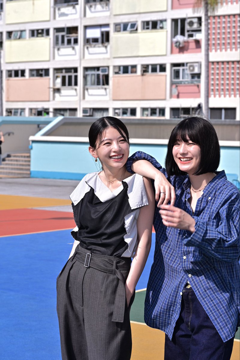 lookback_movie's tweet photo. 実写映画『 #ルックバック 』は
本日9/17より香港でも公開です🎥

タイトルは #驀然回首 

#出口夏希 さん
#蒔田彩珠 さん
香港入りしてプロモーション中

取材で虹色に彩られるカラフルな団地
#彩虹邨 
を訪れたふたり。

SNSで人気を集めるこのスポットは建て壊しが決まってるそう。
少しだけお邪魔して撮影しました📷

トロントから合流した #是枝裕��� 監督も一緒の舞台挨拶の様子はまたお届けします！

#実写ルックバック