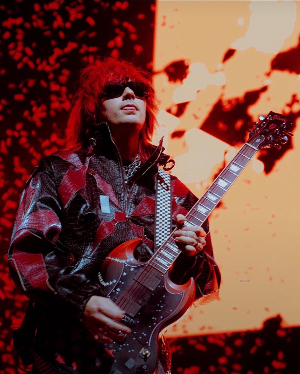closeasanothrus's tweet photo. he really is the coolest man on this planet https://t.co/Ui3f3twQyg
