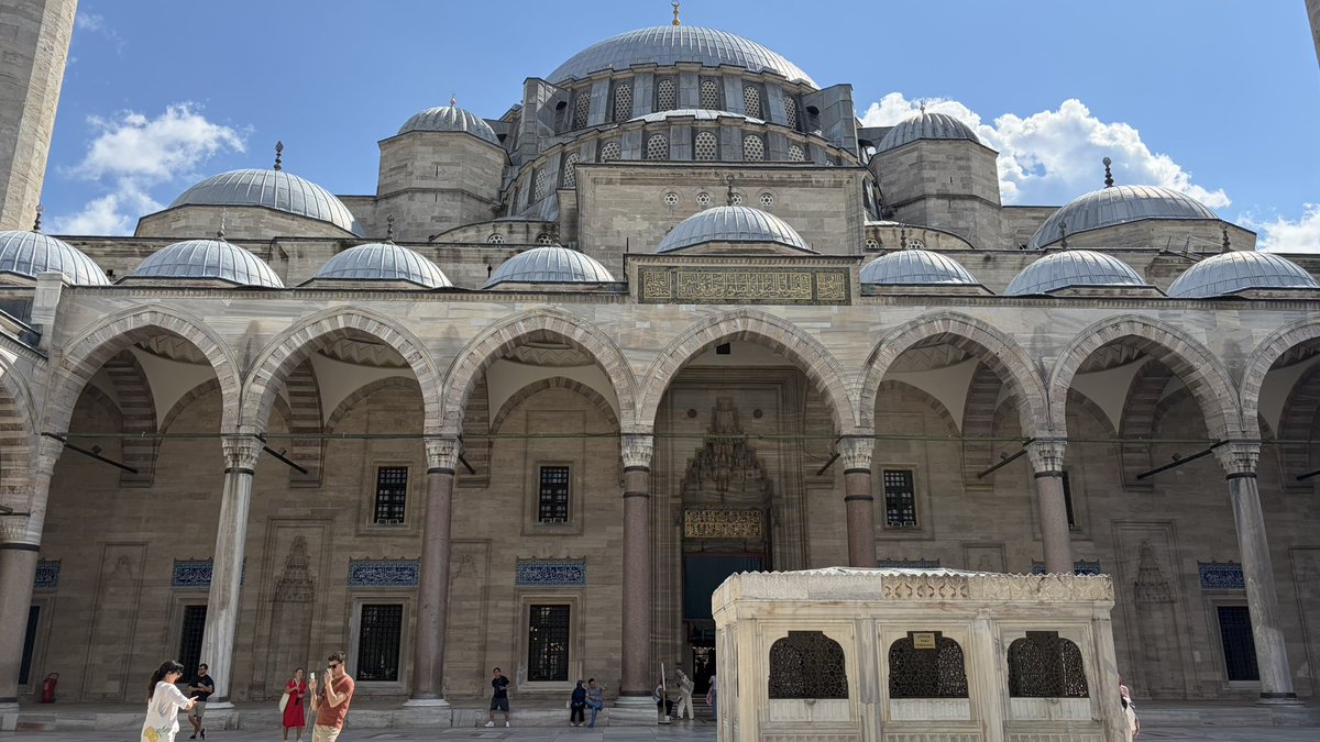 KickdownNak's tweet photo. イスタンブール到着🇹🇷
天気も良く、なかなかの街並み。散歩するだけで楽しい。ブルーモスクは内部のきめ細かい造りが素晴らしい。 https://t.co/HOBIReKjiR