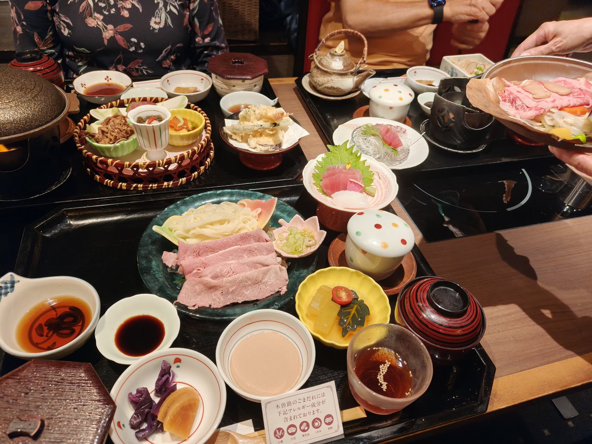 ken_choco_'s tweet photo. おかしい。
息子に奥さんが海外にいるのに奥さんの��母夫婦(奥さん養子縁組してる)にお誘いいだき、3人で木曽路に来ている。
何故だ？
13日の日曜にも木曽路誘ってくれたばかりだぞ？
平日限定のメニューがあるからと…
マジで良くしてもらっている。
有難いです。美味しいです☺️
左が今日、右が日曜 https://t.co/ORRPY4qyaA