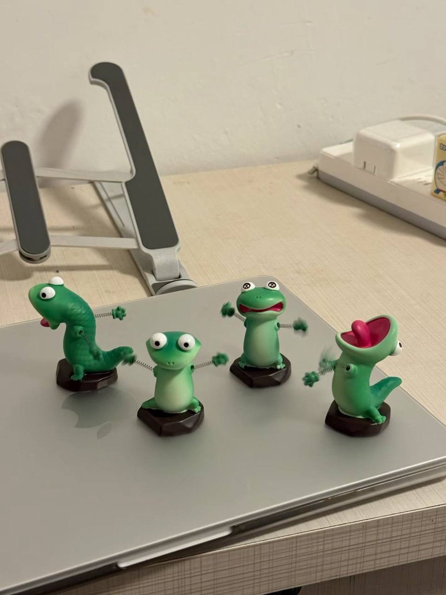 npyhv's tweet photo. TOLONG INI LUCU BANGETTTT😭 KADAL IJO PLENGER wleowleowleo🤣🦎🦎 https://t.co/WoVW7M7ljW