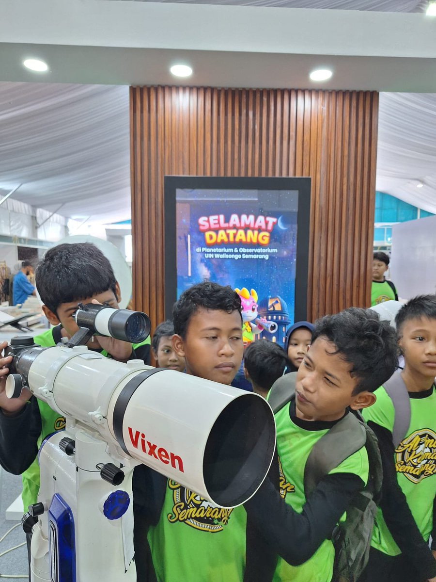 ArifAri75848's tweet photo. Belajar tentang langit dan alam semesta sambil menikmati semarak Musabaqoh Tilawatil Quran.
#MTQ #CabangDisabilitasMTQ #TartilAlquranIsyarat #DampakEkonomiMTQ https://t.co/ZC6FqBo5Mg