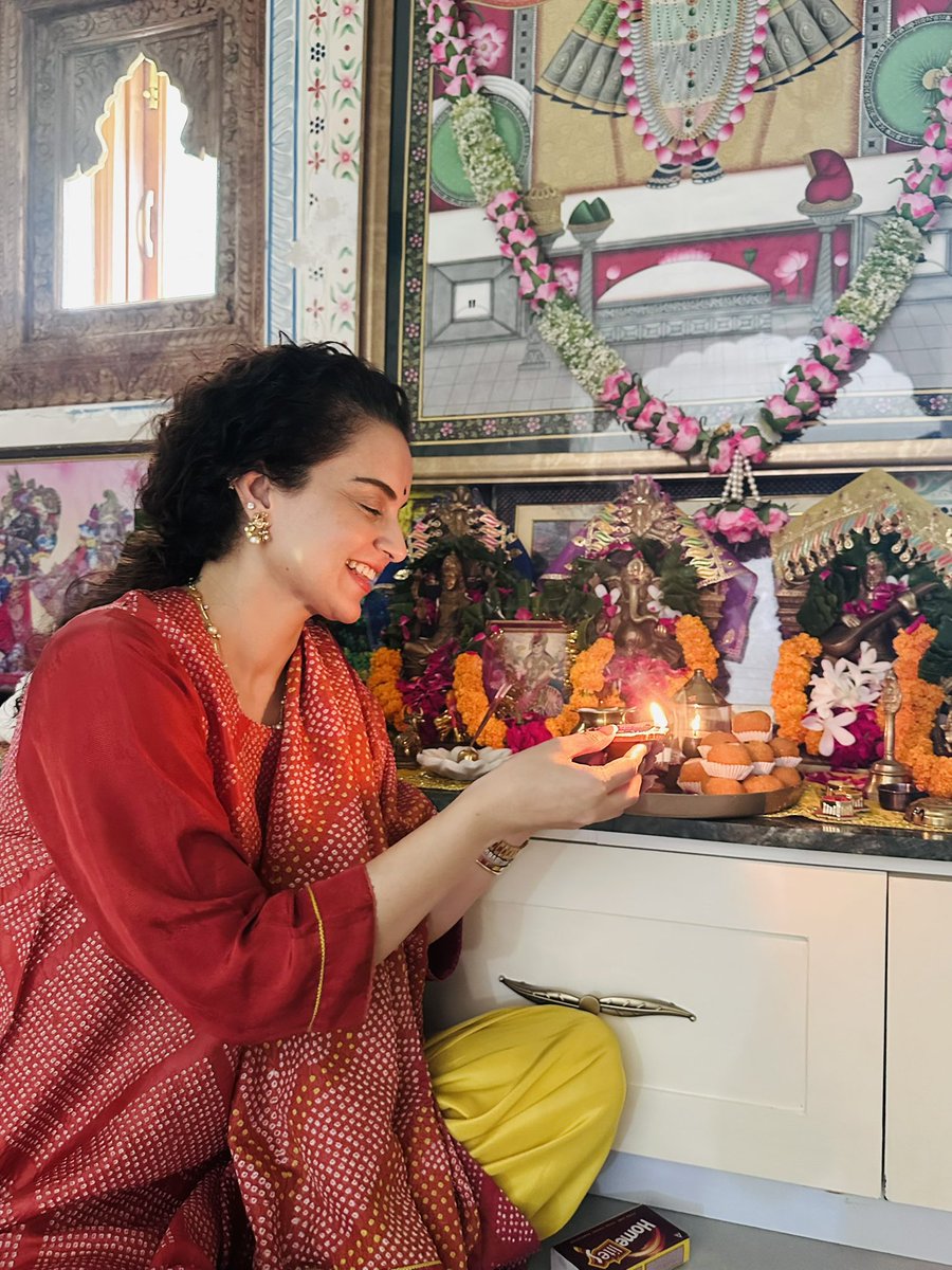 KanganaTeam's tweet photo. आज आदरणीय प्रधानमंत्री श्री @narendramodi जी के जन्मदिवस के अवसर पर ‘आशीर्वाद का दीया’ जलाकर उनके स्वस्थ, दीर्घायु एवं ऊर्जावान जीवन की मंगलकामना क���। 🪔

राष्ट्रसेवा के 25 वर्षों की उनकी समर्पित यात्रा को नमन करते हुए, आइए ‘सेवा संकल्प अभियान’ के माध्यम से देशभर में सेवा और जनकल्याण के इस संकल्प को जन-जन तक पहुँचाएं।

#सेवा_संकल्प_अभियान #SevaSankalpAbhiyan #AshirwadKaDiya