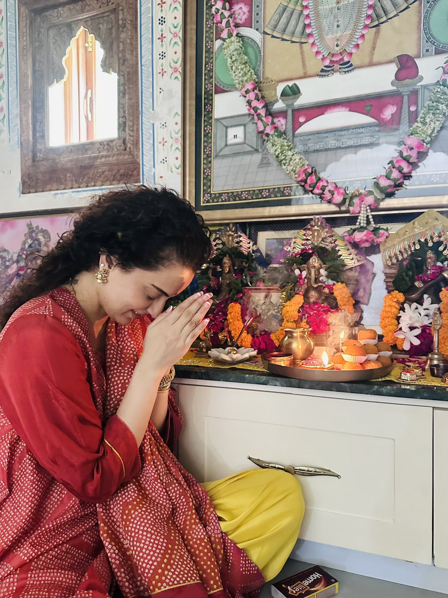 KanganaTeam's tweet photo. आज आदरणीय प्रधानमंत्री श्री @narendramodi जी के जन्मदिवस के अवसर पर ‘आशीर्वाद का दीया’ जलाकर उनके स्वस्थ, दीर्घायु एवं ऊर्जावान जीवन की मंगलकामना क���। 🪔

राष्ट्रसेवा के 25 वर्षों की उनकी समर्पित यात्रा को नमन करते हुए, आइए ‘सेवा संकल्प अभियान’ के माध्यम से देशभर में सेवा और जनकल्याण के इस संकल्प को जन-जन तक पहुँचाएं।

#सेवा_संकल्प_अभियान #SevaSankalpAbhiyan #AshirwadKaDiya