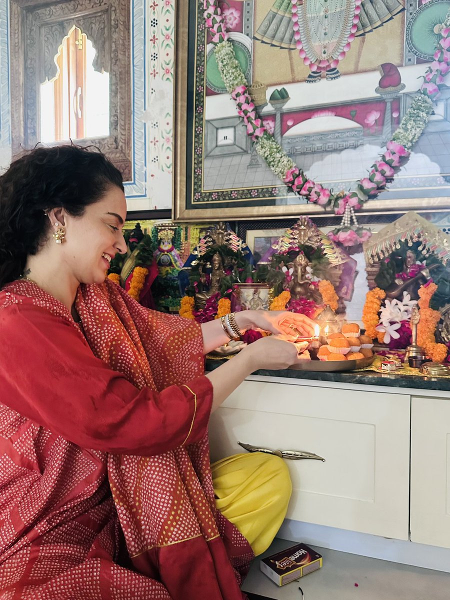 KanganaTeam's tweet photo. आज आदरणीय प्रधानमंत्री श्री @narendramodi जी के जन्मदिवस के अवसर पर ‘आशीर्वाद का दीया’ जलाकर उनके स्वस्थ, दीर्घायु एवं ऊर्जावान जीवन की मंगलकामना क���। 🪔

राष्ट्रसेवा के 25 वर्षों की उनकी समर्पित यात्रा को नमन करते हुए, आइए ‘सेवा संकल्प अभियान’ के माध्यम से देशभर में सेवा और जनकल्याण के इस संकल्प को जन-जन तक पहुँचाएं।

#सेवा_संकल्प_अभियान #SevaSankalpAbhiyan #AshirwadKaDiya