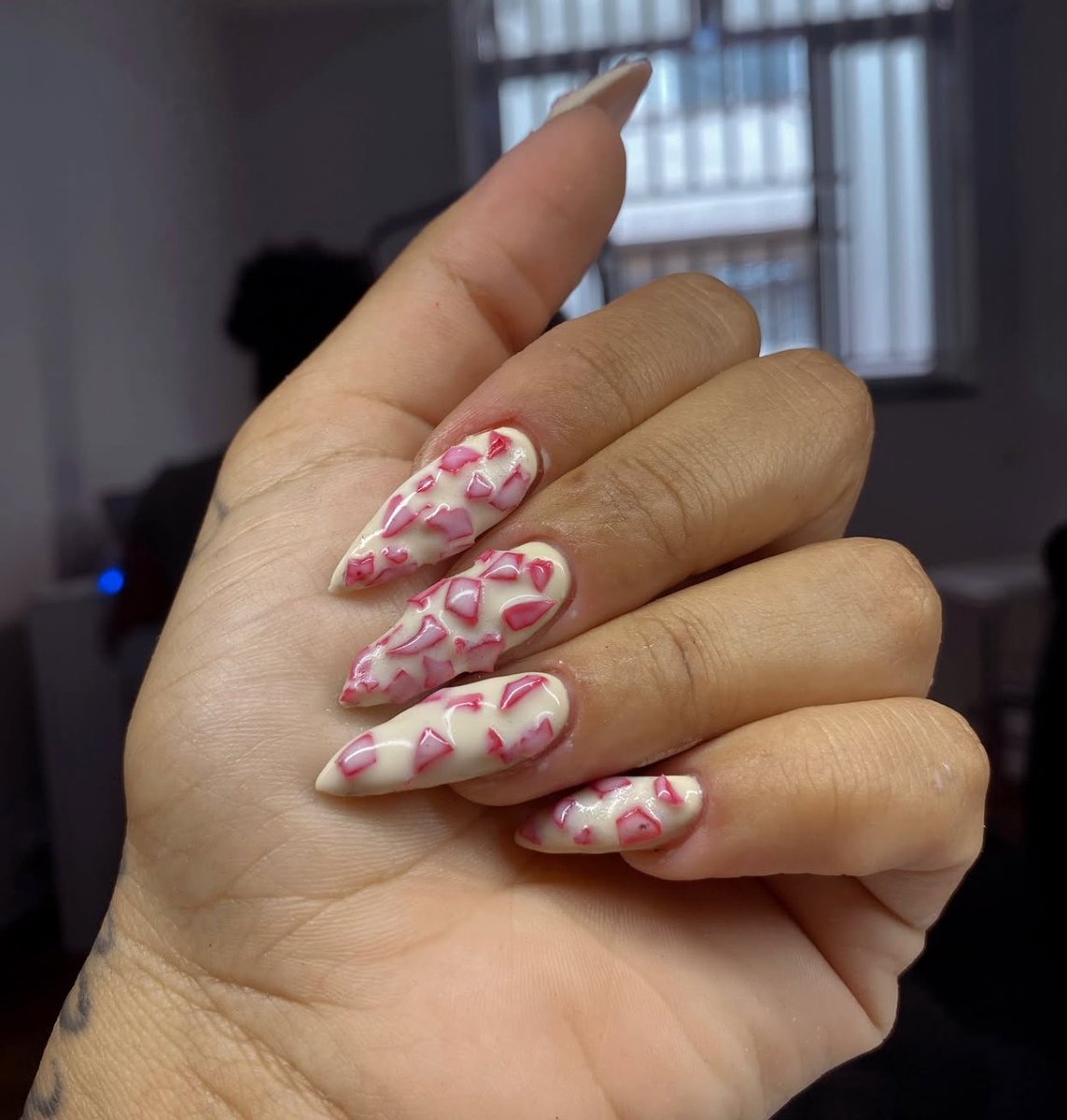 choquei's tweet photo. 🚨VEJA: Manicure surpreende ao criar unha inspirada em morango cravejado. https://t.co/sEFbJNn7BI