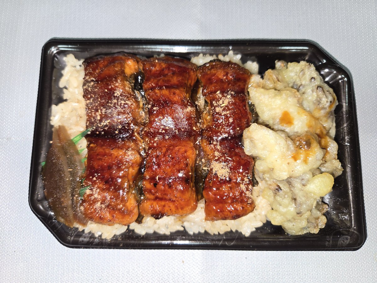 yasu5bass's tweet photo. 今日は仕事でちょっと嫌な事があったので…(((￣へ￣井)
鰻でも食べて…。
いただきます🙏
お疲れさまでした！
#おうちごはん
#晩ごはん https://t.co/NgUFrTExCH