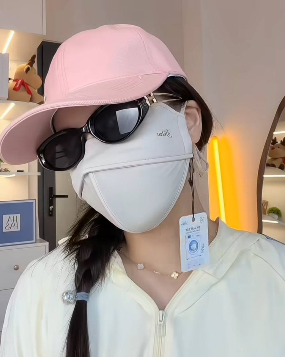 torokuta's tweet photo. Saat ini gw beneran butuh masker kaya gini 😭😭 https://t.co/vhWnaYPT2k