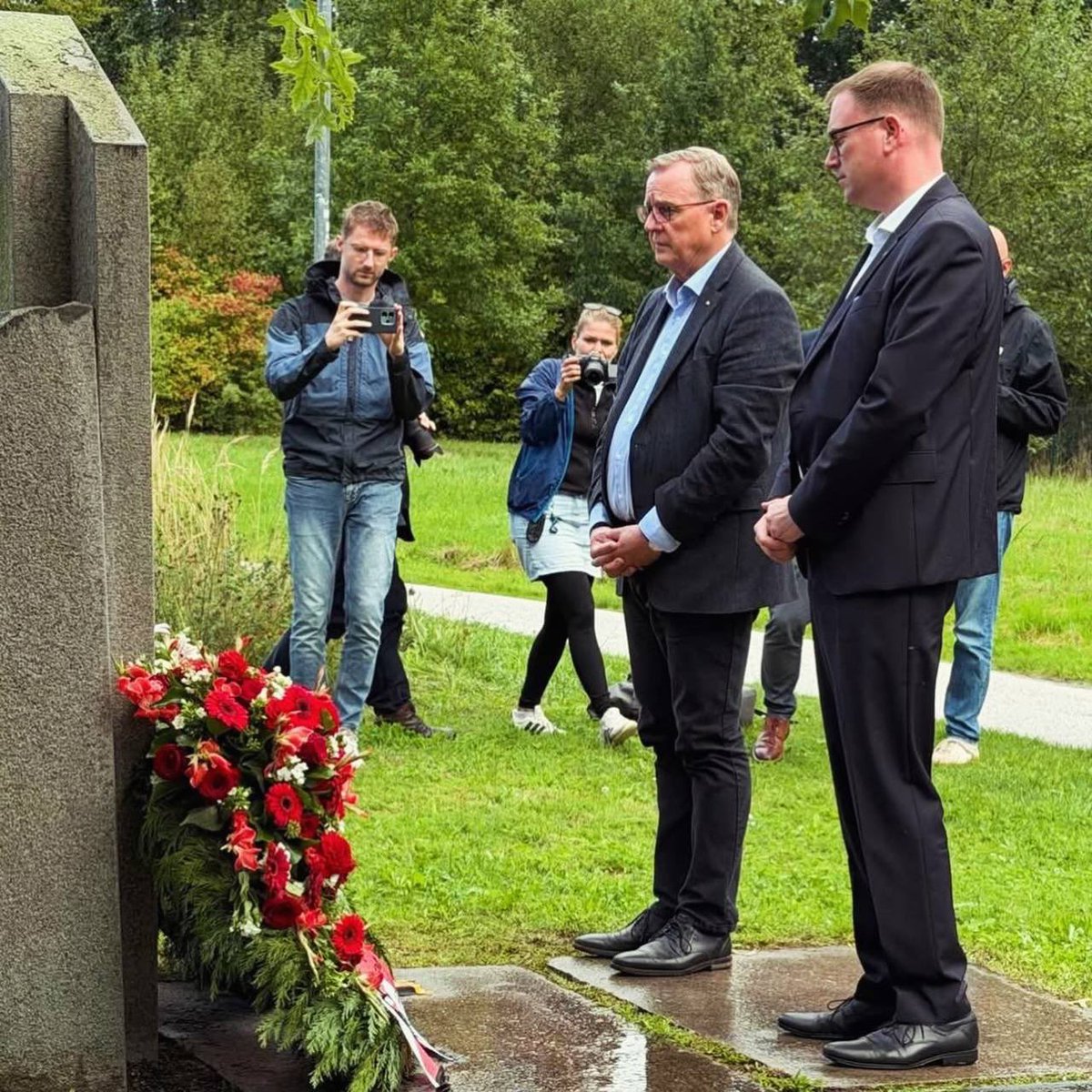 bodoramelow's tweet photo. 1996 wurde in Lübeck eine Geflüchtetenunterkunft in Brand gesetzt. 10 Menschen starben, 38 schwer verletzt. Die Tat bis heute unaufgeklärt. Mit Bürgermeister Jan Lindenau habe ich der Opfer gedacht u Überlebende getroffen. Wir fordern vollständige Aufklärung. Mord verjährt nicht! https://t.co/ZB3MYnpdbf