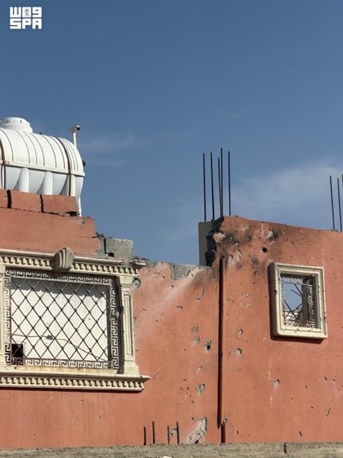News_Ejazah's tweet photo. عاجل الطائف :

 باشر الدفاع المدني بمحافظة الطائف سقوط شظايا طائرة مسيّرة بعد اعتراضها وتدميرها، تم إطلاقها من قبل الميليشيا الحوثية الإرهابية، ونتج عن ذلك وفاة مقيم من الجنسية اليمنية -رحمه الله-، وإصابة مواطنة ومقيم من الجنسية الباكستانية حالته حرجة، وأضرار مادية في عدد من المباني والمركبات.