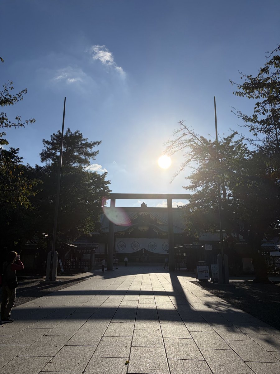 dbd_neko's tweet photo. 今日は年に2回の父と祖母と靖国神社へ参拝へ。
祖母のお兄さんが海軍で戦死しているので、会いに行ってきました✨

これからのいい出会いと、平和祈願をしてきました。
ほんといい天気だった！ https://t.co/LKVwUfgnRK