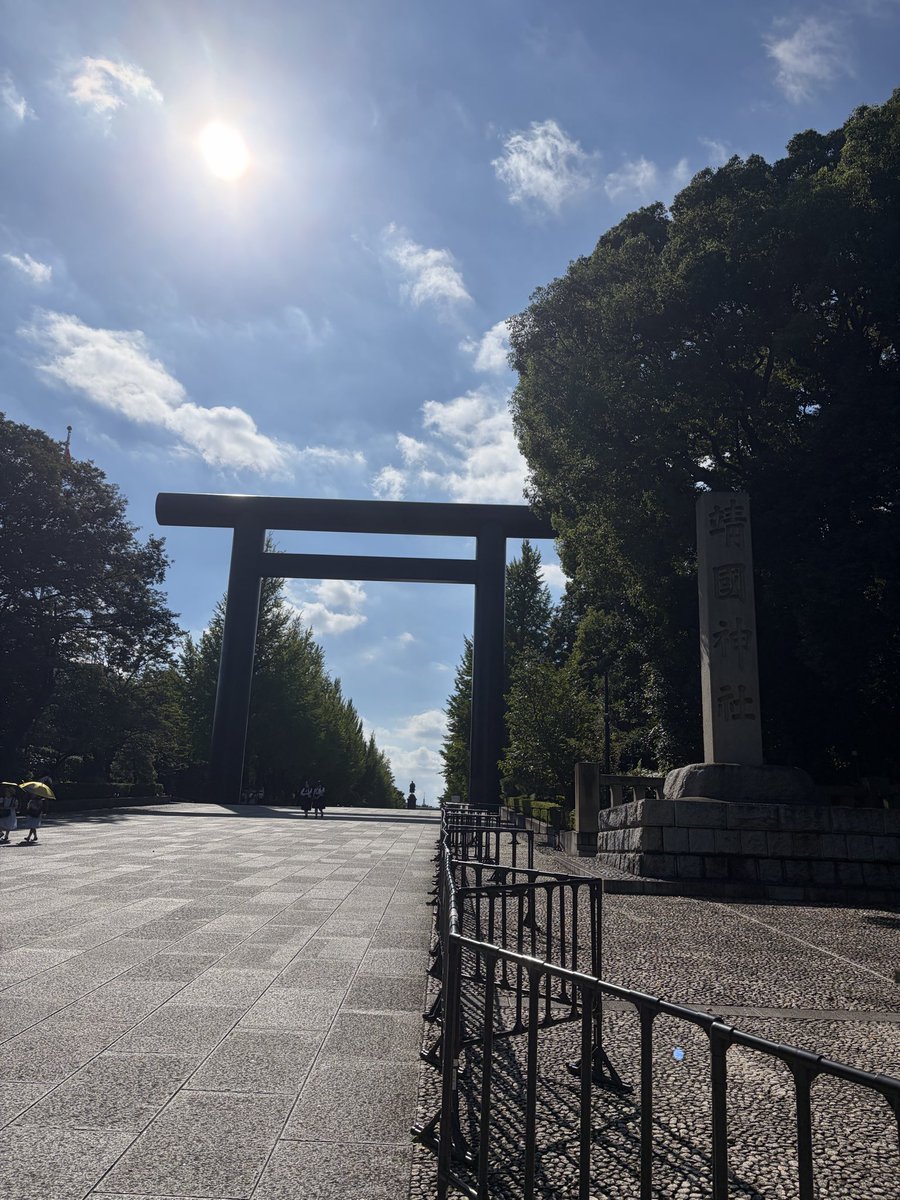 dbd_neko's tweet photo. 今日は年に2回の父と祖母と靖国神社へ参拝へ。
祖母のお兄さんが海軍で戦死しているので、会いに行ってきました✨

これからのいい出会いと、平和祈願をしてきました。
ほんといい天気だった！ https://t.co/LKVwUfgnRK
