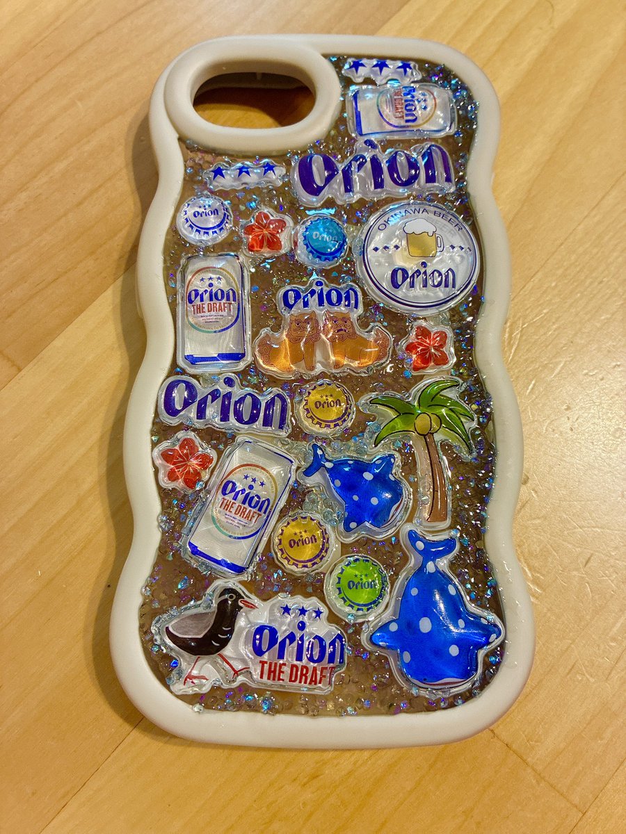 mt38w_'s tweet photo. 沖縄で買ったオリオンビールのボンドロを長女が私のスマホケースに貼ってくれて😌✨帰ってきてからレジンを周りに塗って青いラメ乗せて（海をイメージ🏖️）作ってみた💗お気に入りのスマホケースが出来た🏝️🌺🍻♡ https://t.co/aW1JFwlMHY