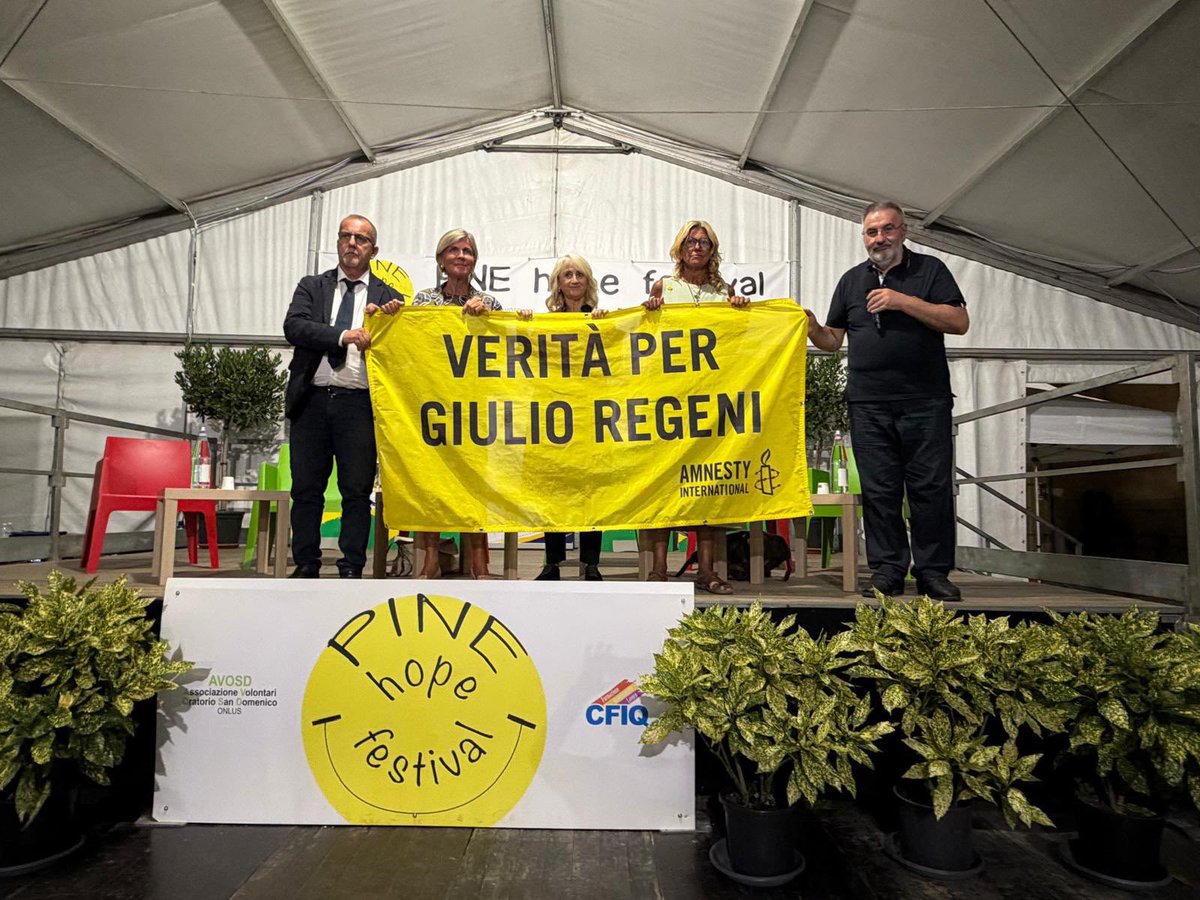 GiulioSiamoNoi's tweet photo. Ieri a Pinerolo! Mattinata con gli studenti ed in serata con la cittadinanza al Pine Hope Festival
Nella foto con lo striscione 💛#veritaperGiulioRegeni Evelina Christillin, Luciana Littizzetto, Alessandra Ballerini, Don Bruno e Carmine Festa (Corriere della Sera di Torino) https://t.co/GCSFVPoYYT