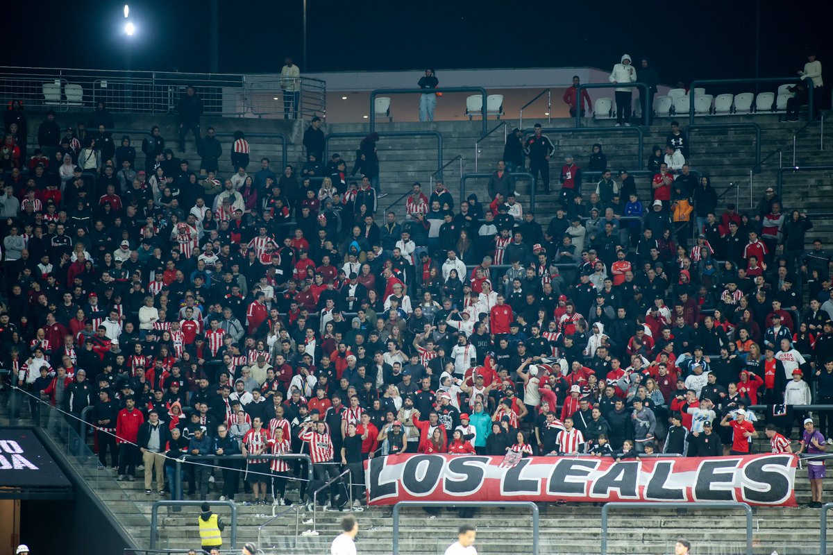 barrabrava_net's tweet photo. Los Leales de Estudiantes de La Plata, presentes anoche en la clasificación ante Corinthians por los cuartos de final de la Copa Libertadores 2026 https://t.co/hrvQrcyZgD