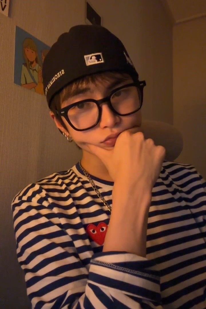 xngsmate's tweet photo. hot nerd seunghan >> https://t.co/25nl17zfVX
