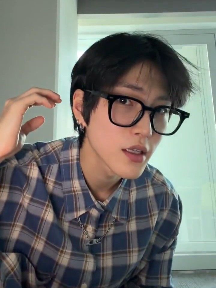 xngsmate's tweet photo. hot nerd seunghan >> https://t.co/25nl17zfVX