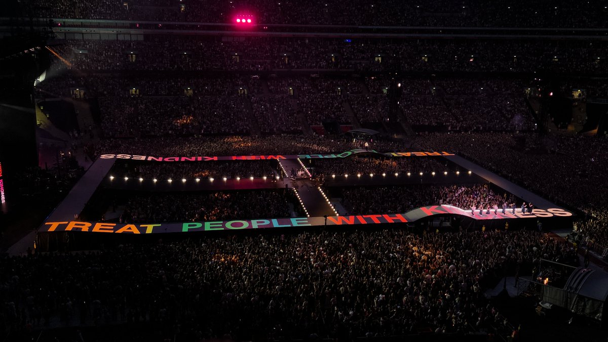 loutallinson's tweet photo. No fr I am a pit person through and through, but I LOVED LOVED LOVED LOVED LOVED watching the visuals!!!! Everyone should experience it at least once https://t.co/SFbjrgqN6c