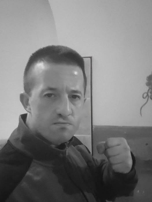 Darekbrzoza's tweet photo. Waclaw Domanus - LIST OTWARTY DO PREMIERA DONALDA TUSKA
Panie Premierze,
Koniec z politycznym owijaniem w bawełnę. Czas ściągnąć z twarzy maskę „mądrego europejskiego menedżera” i spojrzeć prawdzie w oczy: to nie błędy byłych pracowników Orlenu są dziś największym zagrożeniem dla tej firmy. Największym zagrożeniem i hamulcowym polskiej gospodarki jest Pan, Pana chęć politycznego odwetu i drapieżny sposób, w jaki Pana ekipa traktuje majątek narodowy.
Wychodzi Pan dumnie przed kamery i obwieszcza światu, że afera wenezuelska to „wstyd na cały świat”. Sondaże po tej wypowiedzi pewnie Panu urosły, a partyjny twardy elektorat bije brawo. Ale czy w Pana gabinecie ktokolwiek potrafi jeszcze liczyć? Czy zdaje Pan sobie sprawę, że to jedno Pana zdanie kosztowało Polskę i Orlen setki razy więcej niż cała ta wenezuelska wpadka?
Oto brutalne fakty, których Pana piarowcy nie odważą się Panu pokazać:
1. Sabotaż giełdowy na 30 miliardów: Strata 1,6 miliarda złotych na transakcji w Wenezueli to potężny skandal, który ma rozliczyć niezawisły sąd, a nie Pan na wiecu politycznym. Robiąc z tego codzienny, medialny serial, doprowadził Pan do tego, że wartość rynkowa Orlenu jest dziś na giełdzie zaniżona o 30 miliardów złotych. Międzynarodowe fundusze uciekają od spółki, której własny premier robi czarny PR w zagranicznych mediach.
2. Kradzież przyszłości emerytalnej: Pan nie niszczy prywatnego folwarku swoich wrogów. Ponad połowa akcji Orlenu należy do funduszy emerytalnych. Pana słowa o „wstydzie” bezpośrednio uderzają w wycenę akcji, a to oznacza, że ograbia Pan z przyszłego kapitału miliony ciężko pracujących Polaków, którzy oszczędzają na starość.
3. Paraliż polskiego atomu: Orlen stoi przed gigantycznym wyzwaniem budowy morskich farm wiatrowych i małych reaktorów jądrowych. Na to potrzeba setek miliardów z zagranicznych banków. Słysząc od premiera, że w firmie panuje „totalny chaos i bezprawie”, bankierzy w Londynie czy Nowym Jorku drastycznie podnoszą marże ryzyka. Przez Pana igrzyska zapłacimy za kredyty na transformację o setki milionów więcej, a przestraszeni dyrektorzy boją się podpisać jakikolwiek kontrakt w obawie przed Pana prokuraturą.
4. Hipokryzja roku – Orlen jako partyjny bankomat: Atakuje Pan poprzednie kadry, a jednocześnie bez mrugnięcia okiem Pana rząd wyciąga z Orlenu 15 miliardów złotych na mrożenie cen energii, żeby ratować pękający w szwach, rekordowy budżet państwa. Wykrwawiacie spółkę z gotówki inwestycyjnej na bieżący PR wyborczy i zemstę polityczną.
W dojrzałych państwach, takich jak Norwegia czy Francja, konflikty partyjne kończą się tam, gdzie zaczyna się interes finansowy kraju. Tam premier jest głównym obrońcą i ambasadorem narodowych gigantów. Pan natomiast zachowuje się jak likwidator, niszcząc reputację fundamentu naszego bezpieczeństwa energetycznego dla kilku punktów w sondażach.
Polacy nie wybrali Pana po to, żeby przez kolejne lata słuchać z Pańskich ust, dlaczego „czegoś się nie da zrobić” i dlaczego za wszystko odpowiadają poprzednicy. Wybrali Pana, by zarządzał Pan krajem jak sprawny menedżer. Rachunek za ten wizerunkowy teatr – w postaci droższych kredytów, opóźnionego atomu i wyższych cen paliw na stacjach – i tak zapłacą zwykli polscy kierowcy. Każde złe słowa na temat Orlenu kosztują polskiego podatnika dziesiątki miliardów złotych. Zamilcz człowieku!!!
Czas dorosnąć do roli premiera, odsunąć polityków od strategicznych spółek i zacząć budować ich potęgę, zamiast urządzać codzienne plemienne igrzyska kosztem naszych portfeli.
Z poważaniem, 
My, Naród Polski