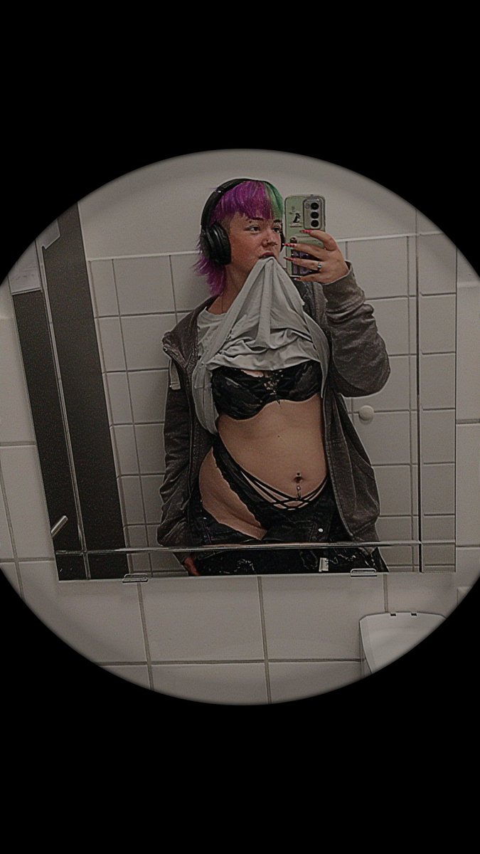 _succubus_5's tweet photo. Oh how much I love mirror pics 😮‍💨💜

#gothicaesthetic #alternativefashion #darkaesthetics #darkromancegirl #tfpshooting #model #alternative #tattooedgirl #piercedgirl #colouredhair https://t.co/gaoUW74PAM