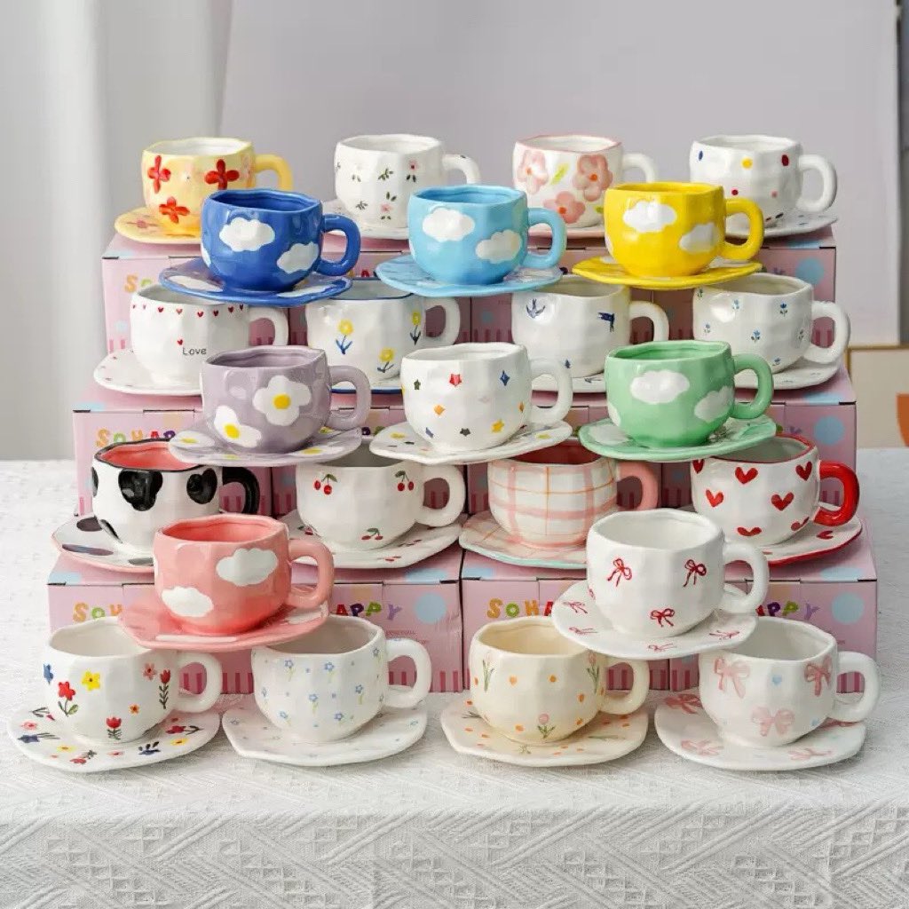 ctgirlocwf's tweet photo. Duh, gemes banget! 😍 Bayangin ngopi atau ngeteh pakai mug seimut ini, pasti hari kamu jadi lebih cerah! Koleksi terbatas, yuk serbu sebelum kehabisan! Cek link di bio ya! https://t.co/n4EDuqMO83