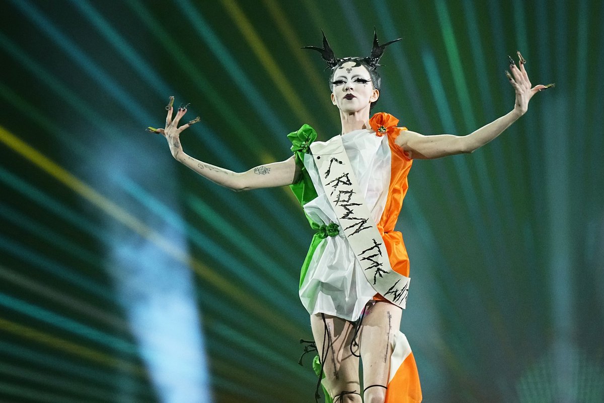 miechulec's tweet photo. Eurowizja 2027 bez Irlandii. Nadawca RTE zrezygnował ze startu już w tym roku ze względu na udział Izraela w konkursie. 

W komunikacie podkreśla, że udział Irlandii w Eurowizji wraz z Izraelem nie jest możliwy z powodu sytuacji działań wymierzonych w ludność cywilną, kryzysu humanitarnego czy dostępu niezależnych mediów z zagranicy do raportowania sytuacji w Strefie Gazy. 

Głos moralnie słuszny. Brawa za konsekwencje. Niestety - jak się wydaje - pojedynczy. Żeby wyrzucić Izrael z Eurowizji potrzebne by było takie stanowisko od kilkunastu nadawców, a na to nie ma co liczyć.