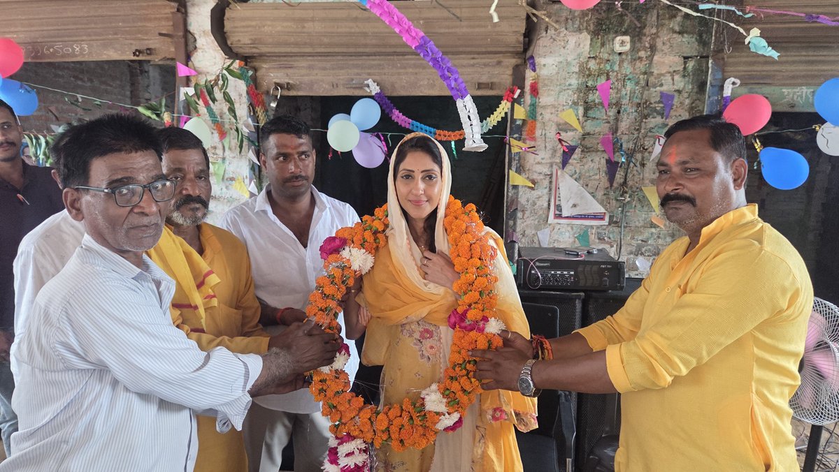 AditiSinghRBL's tweet photo. रायबरेली सदर के ग्राम भुएमऊ के प्रधान श्री दिलीप विश्वकर्मा जी के कारखाने पर आयोजित भगवान विश्वकर्मा पूजन कार्यक्रम में सम्मिलित हुई।

इस अवसर पर प्रभु के दर्शन कर प्रसाद ग्रहण किया तथा सभी उपस्थित जनों से आत्मीय संवाद कर उनका कुशलक्षेम जाना। साथ ही क्षेत्र की उन्नति व खुशहाली की कामना की।

शिल्प एवं निर्माण के आराध्य देव भगवान विश्वकर्मा जी का आशीर्वाद सभी पर सदैव बना रहे।

#विश्वकर्मा_जयंती
#Raebareli