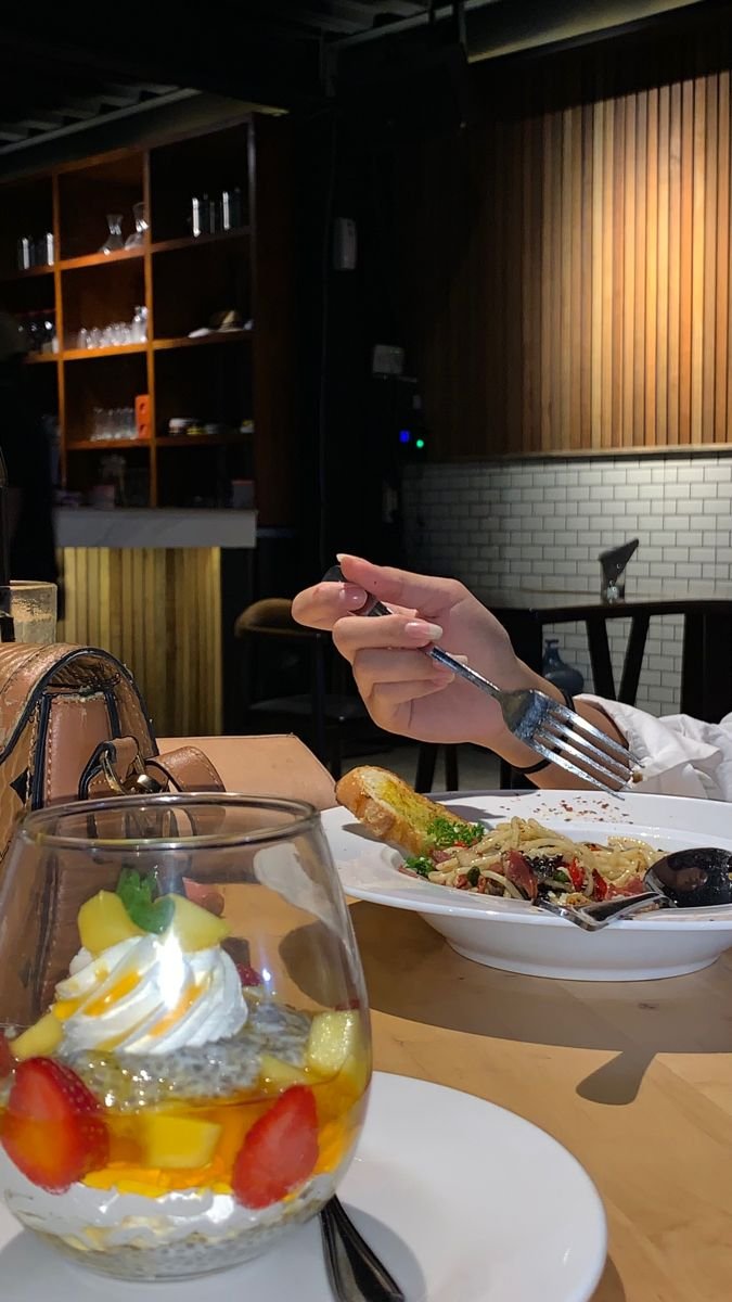 Anaya_panday's tweet photo. ✨ Good food good mood and a little moment of happiness 🍝🍓 https://t.co/G61yXWpFWq