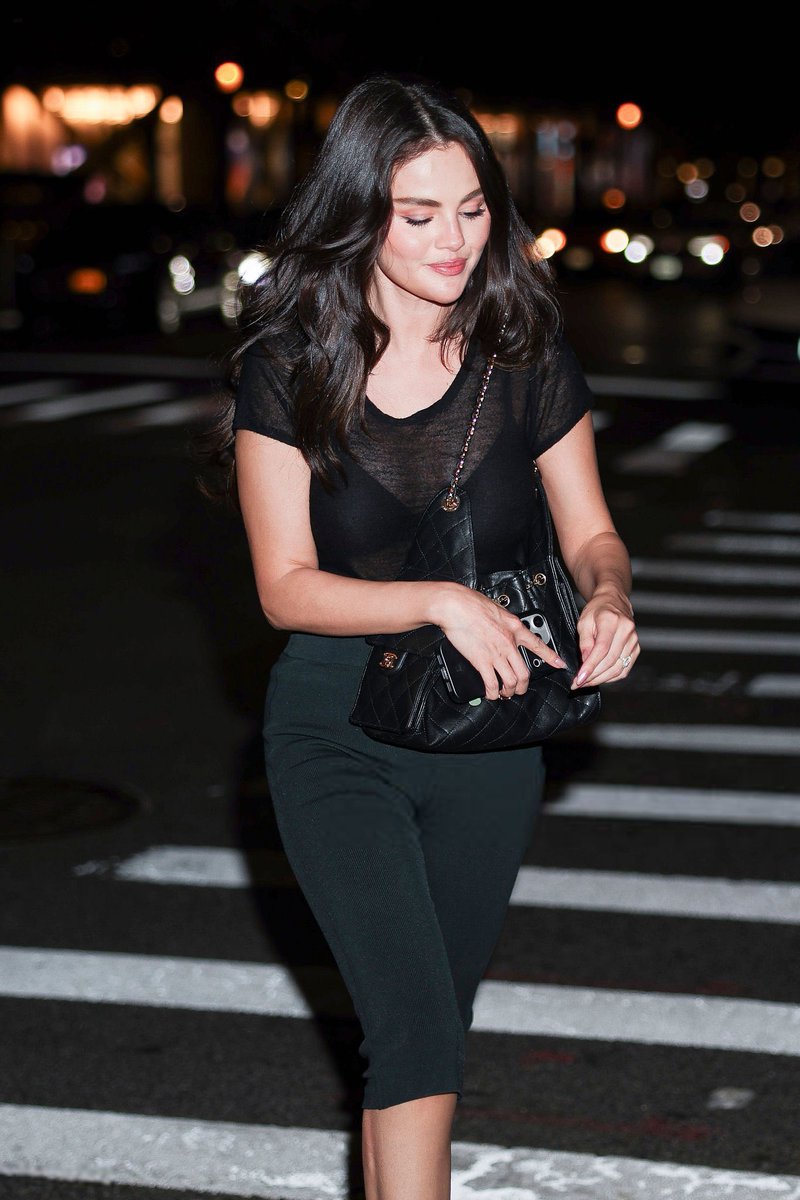 selenagomezbr's tweet photo. Selena Gomez em Nova York ontem à noite. ❤️‍🔥 https://t.co/BxEJyy7EmN
