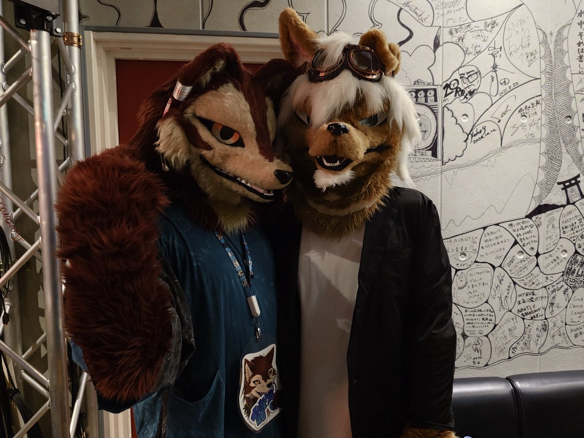 X9a6g6u6rX's tweet photo. #FMD3
#Fursuitfriday
オーナー君について行って先輩とツーショいただいてきました
先輩のJAZZドラム素敵だったね🥁✨
勿論、イベント自体もDJタイムでノらせて貰ったり満喫させていただきました https://t.co/dRBd1UHXk8