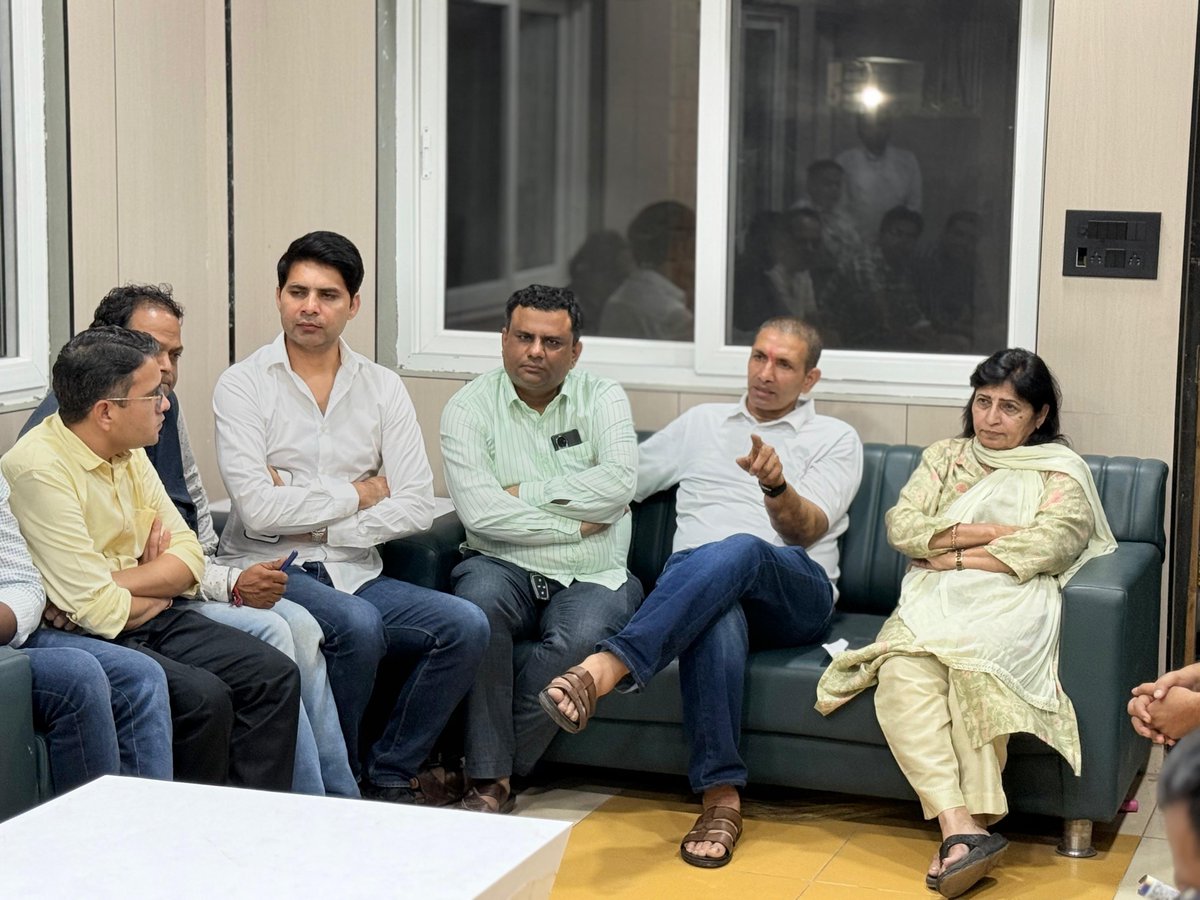 RannvijayLochav's tweet photo. इंदौर तैयार है! 19 सितंबर को जननायक श्री @RahulGandhi जी के नेतृत्व में आयोजित ‘छात्रों की गूंज’ कार्यक्रम की रूपरेखा पर वर्किंग प्रोफेशनल्स के साथ एक महत्वपूर्ण संवाद। इस अवसर पर मुख्य रूप से प्रदेश कांग्रेस अध्यक्ष श्री @jitupatwari जी एवं पूर्व मंत्री डॉ. विजयलक्ष्मी साधौ जी उपस्थित रहे।
#RahulGandhi #ChhatronKiGoonj #Indore
