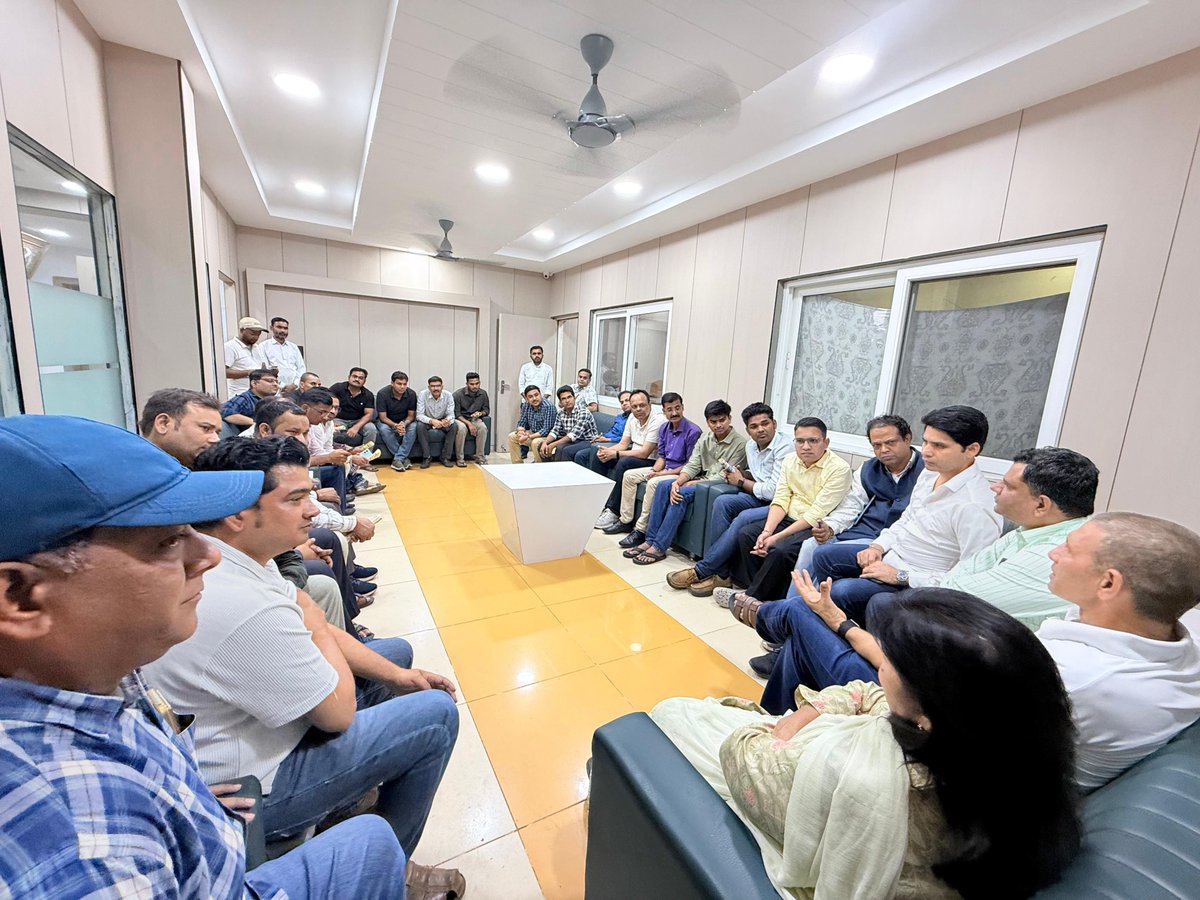 RannvijayLochav's tweet photo. इंदौर तैयार है! 19 सितंबर को जननायक श्री @RahulGandhi जी के नेतृत्व में आयोजित ‘छात्रों की गूंज’ कार्यक्रम की रूपरेखा पर वर्किंग प्रोफेशनल्स के साथ एक महत्वपूर्ण संवाद। इस अवसर पर मुख्य रूप से प्रदेश कांग्रेस अध्यक्ष श्री @jitupatwari जी एवं पूर्व मंत्री डॉ. विजयलक्ष्मी साधौ जी उपस्थित रहे।
#RahulGandhi #ChhatronKiGoonj #Indore