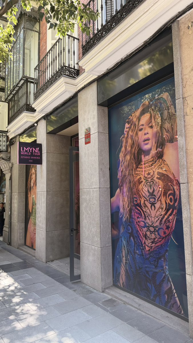 DiegMoreno's tweet photo. Tienda oficial Shakira en Madrid :)  #lmynltourMADRID #eslatina @shakira https://t.co/ebgbkSNNAB