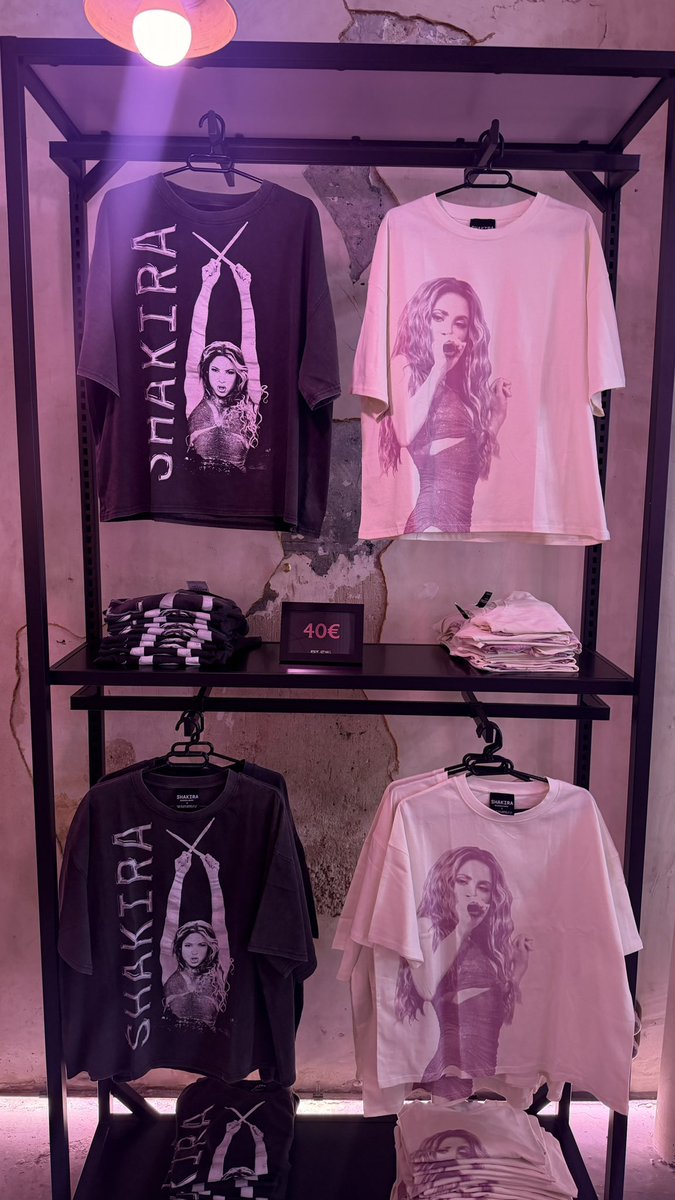 DiegMoreno's tweet photo. Tienda oficial Shakira en Madrid :)  #lmynltourMADRID #eslatina @shakira https://t.co/ebgbkSNNAB
