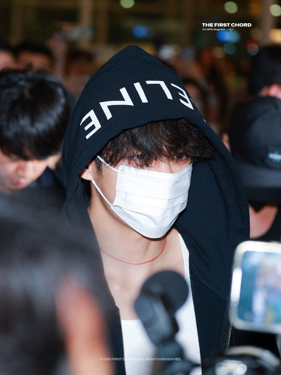 tangmotwit's tweet photo. คุณมูจินช่างทำผมมาเฉลยแล้ว ว่าแทฮยองดัดผม luffy perm hair ดัดลอนแบบลูฟี่ใน One Piece หรอ 5555555555555 https://t.co/IESX8PVS4H