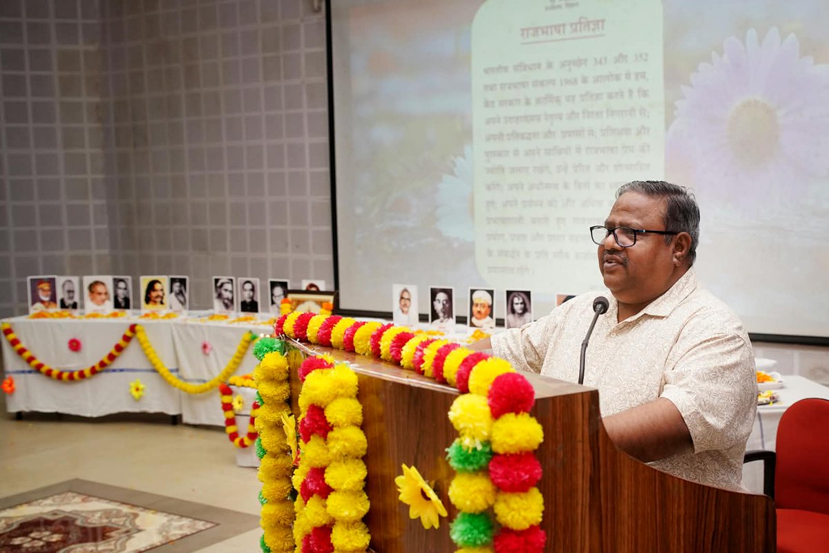 IRIEEN_OFFICIAL's tweet photo. इरीन में 16.09.2026 को राजभाषा पखवाड़ा-2026 के अंतर्गत हिंदी दिवस मनाया गया। DG श्री यतेन्द्र कुमार ने हिंदी कार्यालयीन कार्यों की प्रदर्शनी का निरीक्षण किया, हिंदी संदेश वाचन एवं राजभाषा शपथ दिलाई। हिंदी कविता पाठ भी हुआ। #HindiDiwas https://t.co/zwTI9zeaj3