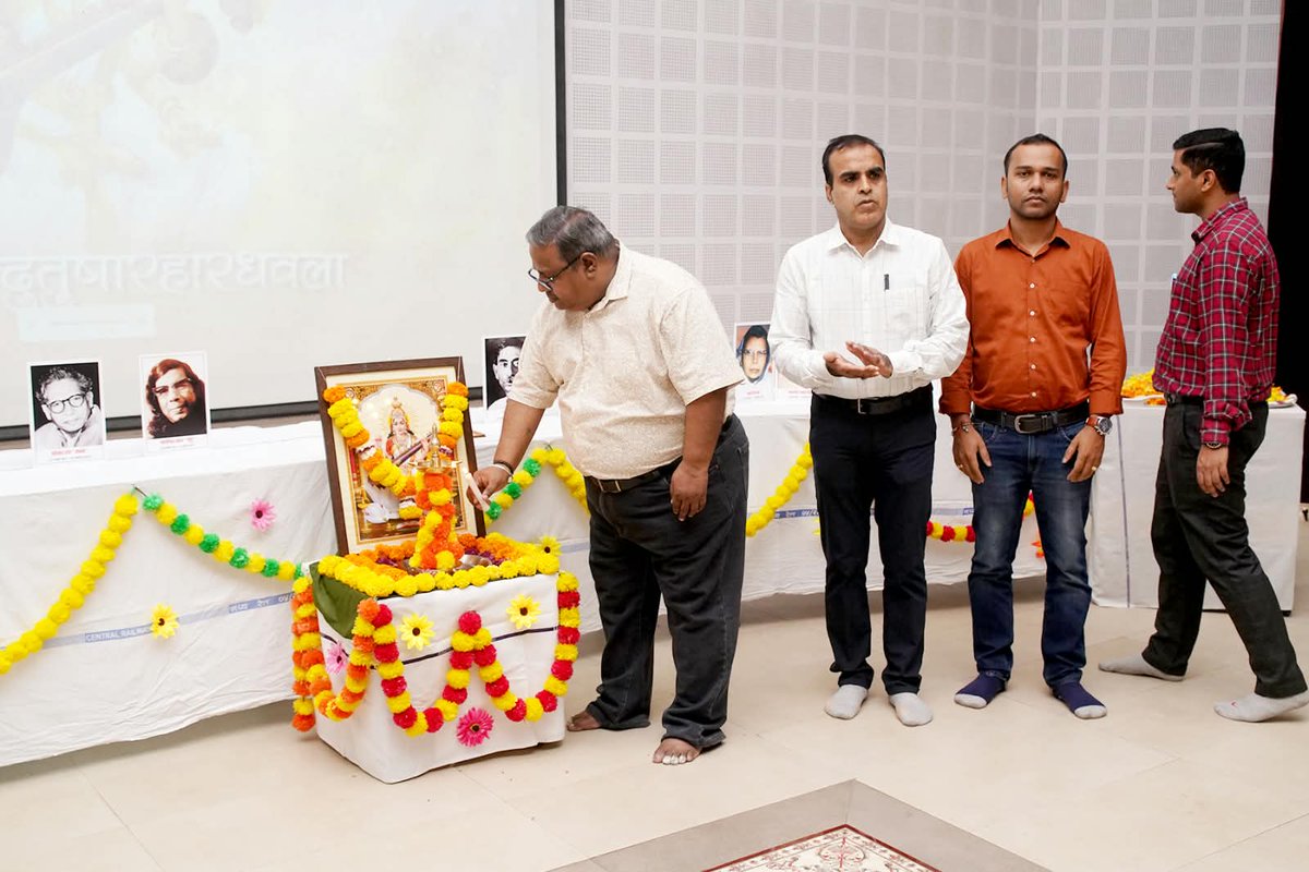 IRIEEN_OFFICIAL's tweet photo. इरीन में 16.09.2026 को राजभाषा पखवाड़ा-2026 के अंतर्गत हिंदी दिवस मनाया गया। DG श्री यतेन्द्र कुमार ने हिंदी कार्यालयीन कार्यों की प्रदर्शनी का निरीक्षण किया, हिंदी संदेश वाचन एवं राजभाषा शपथ दिलाई। हिंदी कविता पाठ भी हुआ। #HindiDiwas https://t.co/zwTI9zeaj3