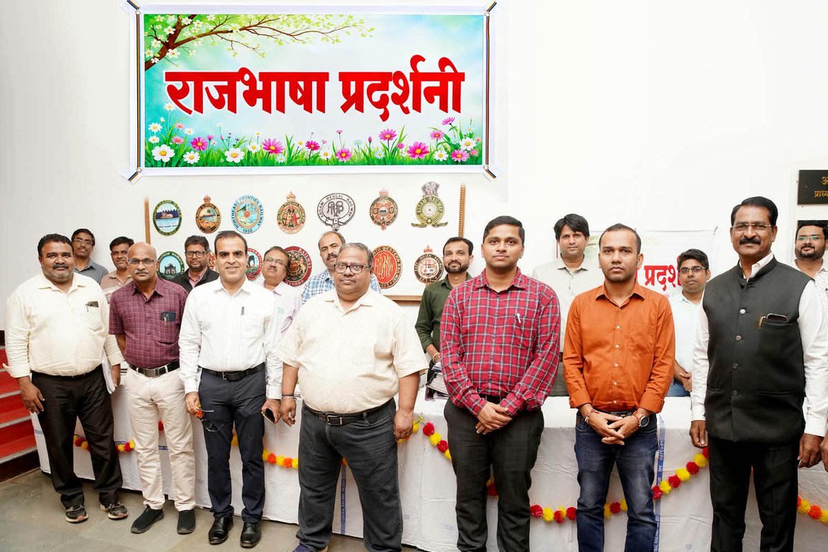IRIEEN_OFFICIAL's tweet photo. इरीन में 16.09.2026 को राजभाषा पखवाड़ा-2026 के अंतर्गत हिंदी दिवस मनाया गया। DG श्री यतेन्द्र कुमार ने हिंदी कार्यालयीन कार्यों की प्रदर्शनी का निरीक्षण किया, हिंदी संदेश वाचन एवं राजभाषा शपथ दिलाई। हिंदी कविता पाठ भी हुआ। #HindiDiwas https://t.co/zwTI9zeaj3