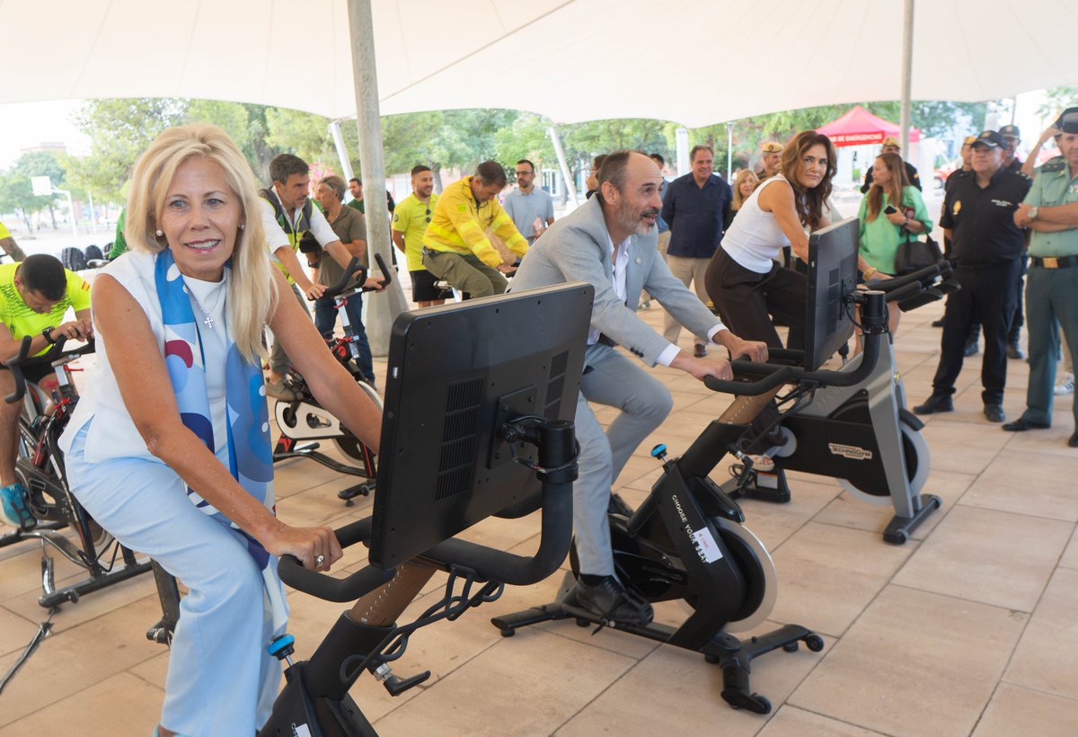 UniHuelva's tweet photo. ❤️ La UHU se suma a UMEDULA 2026 con una jornada de donación de sangre y médula, las I Pedaladas Solidarias y una exposición de vehículos de la UME en el Campus de El Carmen. 

Solidaridad y compromiso para ayudar a salvar vidas. 🩸🚴

#UHU #UMEDULA2026 https://t.co/wxh3z2br1V
