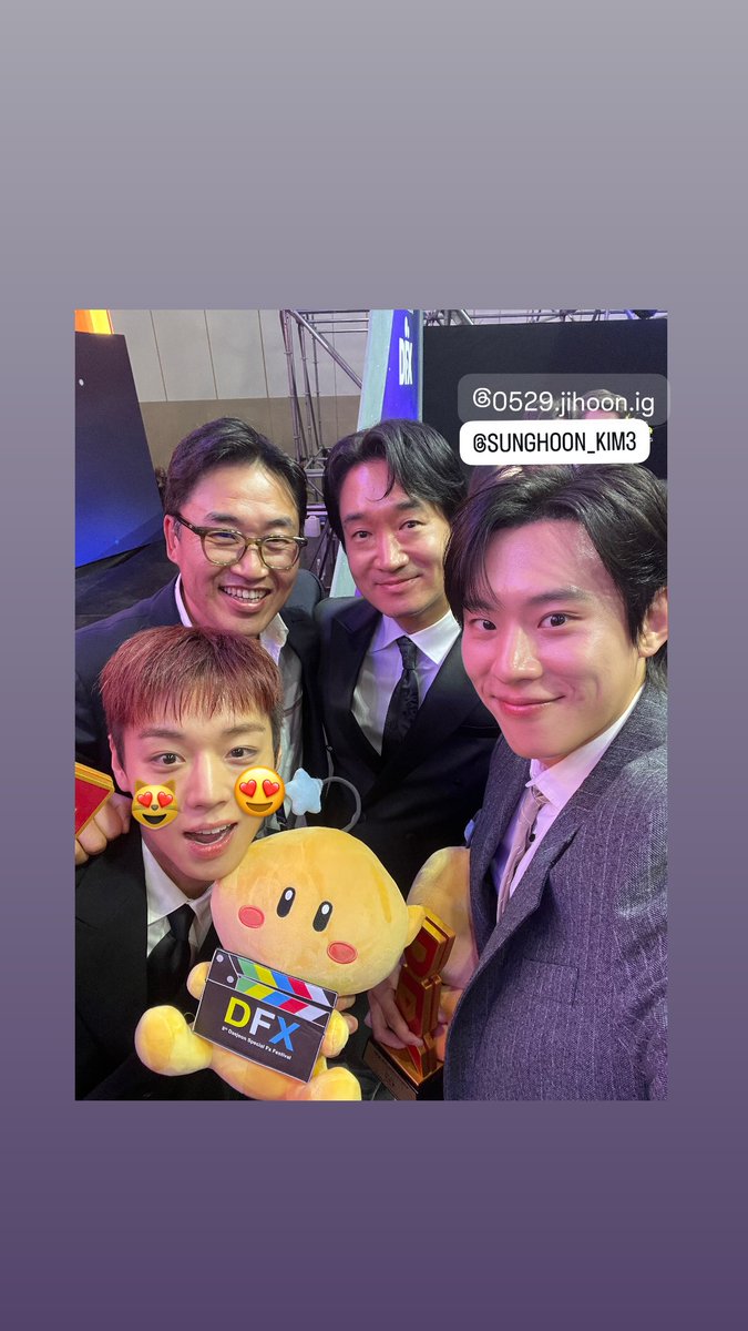 justksc's tweet photo. 260917 철스토리 #김성철

😻😍
-
대전특수영상영화제
김성훈 감독님 조우진 배우님 박지훈 배우님과 성철이 단체 셀카 ♡
태그랑 이모지 깜찍하게 넣은거 봐 https://t.co/zvycLuAIY0