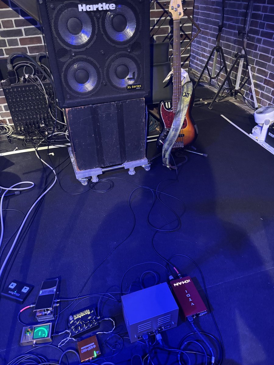 otsuki_ba's tweet photo. Hillsパン工場
THURSDAY LIVE 〜Blue Night〜
 
青いガーネットサポートでした！
沢山弾かせて貰えて楽しかったです！
もっとベース上手くならなあかんし、なりたい所存。最近それしか考えてないまであります。
#青いガーネット https://t.co/5iaIhWkEa1