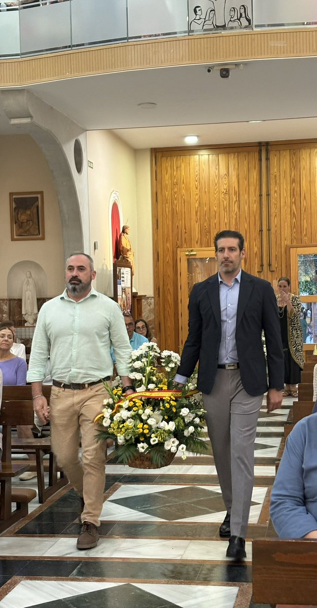 Vox_Fuengirola's tweet photo. 50.º aniversario de la bendición de María Santísima del Amor y Soledad.

Queremos dar la enhorabuena a la nueva junta de gobierno de la Hermandad del Cristo Yacente y a su nuevo hermano mayor, Raúl Fernández.

Nuestros mejores deseos en esta nueva etapa. https://t.co/8CCei6uZGO