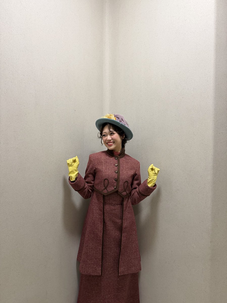 pon____514's tweet photo. #ファニーガール

本日マチソワありがとうございました🪞

明日は休演日！！
ゆっくり休んで3クール目に
備えたいと思います☺️🪽

写真は 1幕ラストシーンのお衣装から🪄
帽子のお花と手袋の色が揃っていて
とってもお気に入りなお衣装の１つです💛 https://t.co/FQClfQI3vd