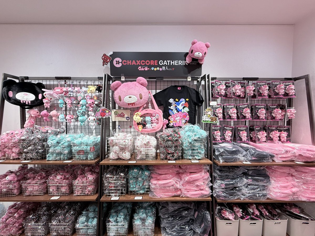 official_gloomy's tweet photo. ／
CHAXCORE GATHERIN’ 
〜グルーミーとゆかいな他人たちSP〜
POP-UP STORE 明日よりOPEN📢‼️
＼

グルーミーの新商品はもちろん、
#森チャック 氏のキャラクターたちの新商品やアートがお出迎え✨
みなさまのご来店心よりお待ちしております🐻！

📆2026年9月18日(金)〜10月4日(日)
📍表参道Gallery W（東京都渋谷区神宮前4-26-12 2F）https://t.co/dSikauedjp 

↓POP-UPストアの詳細はこちら✅
https://t.co/6b66yugxBP

#CHAXCORE 
#グルーミー
#いたずらぐまのグルーミー
#gloomybear
#原宿キャットストリート